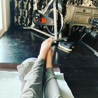Virginia Madsen feet photo thumbnail