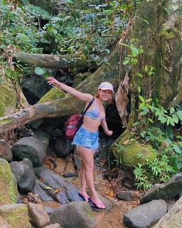 Larissa Manoela feet photo thumbnail