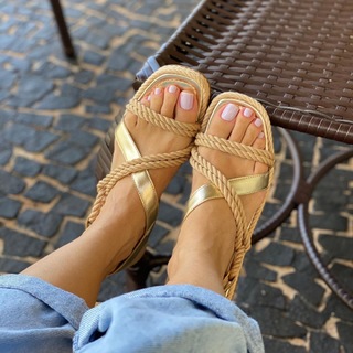 Cláudia Citroni feet photo thumbnail