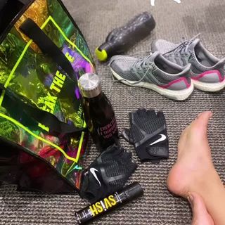 Hina Khan feet photo thumbnail