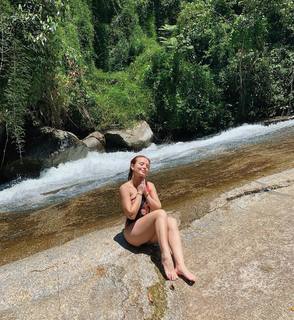 Larissa Manoela feet photo thumbnail