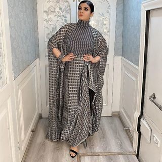 Raveena Tandon feet photo thumbnail