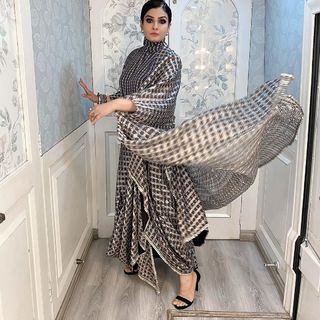Raveena Tandon feet photo thumbnail