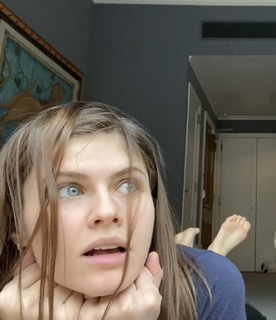Alexandra Daddario feet photo thumbnail