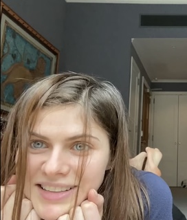 Alexandra Daddario feet photo thumbnail