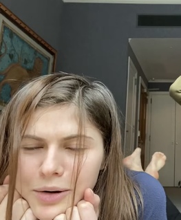 Alexandra Daddario feet photo thumbnail