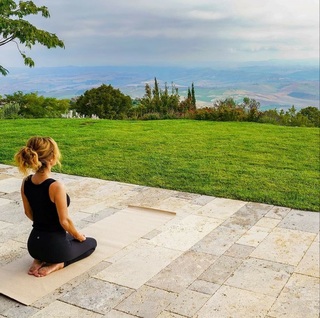 Giada De Laurentiis feet photo thumbnail