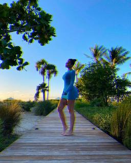Khloé Kardashian feet photo thumbnail