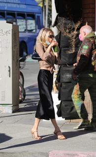 Charlotte McKinney feet photo thumbnail
