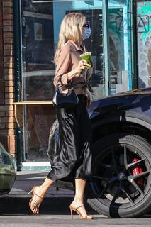 Charlotte McKinney feet photo thumbnail