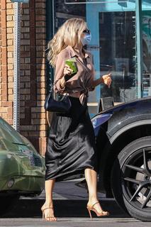 Charlotte McKinney feet photo thumbnail