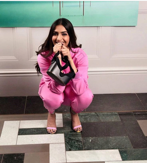 Sonam Kapoor feet photo thumbnail