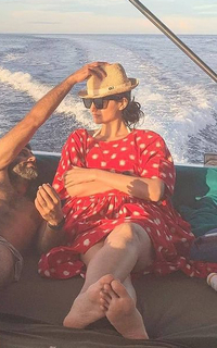 Sonam Kapoor feet photo thumbnail