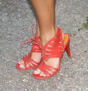Emily Osment feet photo thumbnail