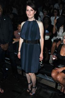 Julianne Moore feet photo thumbnail
