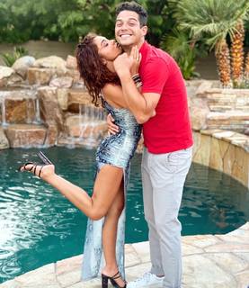 Sarah Hyland feet photo thumbnail