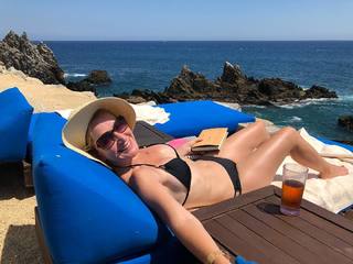 Angela Kinsey feet photo thumbnail