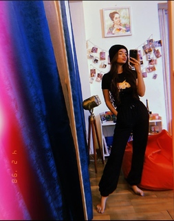 Anushka Sen feet photo thumbnail
