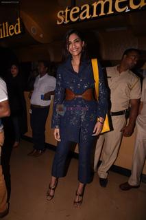 Sonam Kapoor feet photo thumbnail