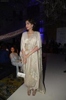 Sonam Kapoor feet photo thumbnail
