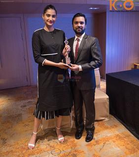 Sonam Kapoor feet photo thumbnail