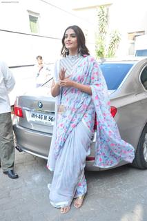 Sonam Kapoor feet photo thumbnail