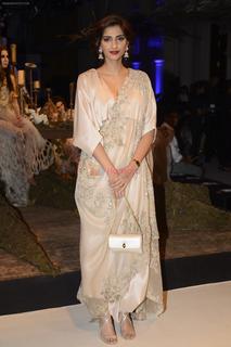 Sonam Kapoor feet photo thumbnail