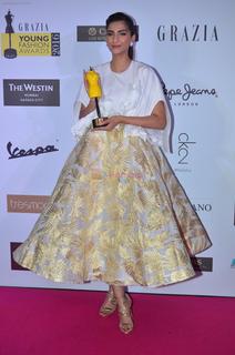Sonam Kapoor feet photo thumbnail