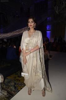 Sonam Kapoor feet photo thumbnail