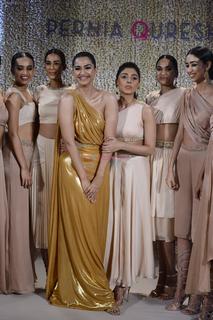 Sonam Kapoor feet photo thumbnail