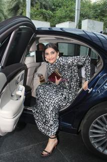 Sonam Kapoor feet photo thumbnail