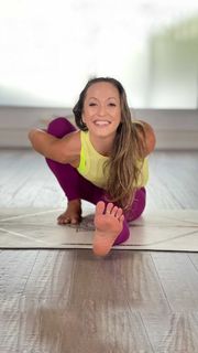Kino MacGregor feet photo thumbnail