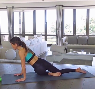 Brooke Burke feet photo thumbnail