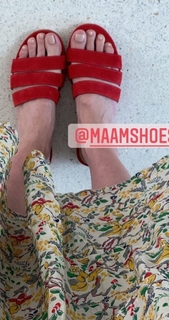 Mandy Moore feet photo thumbnail