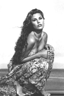 Daisy Fuentes feet photo thumbnail