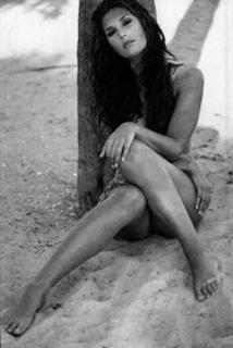 Daisy Fuentes feet photo thumbnail