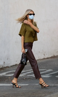 Charlotte McKinney feet photo thumbnail