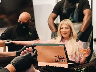 Tori Spelling feet photo thumbnail