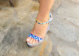 Leslie Mann feet photo thumbnail