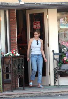 Sarah Michelle Gellar feet photo thumbnail