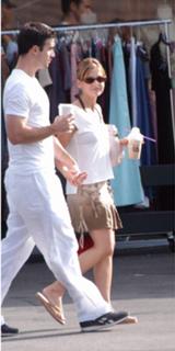 Sarah Michelle Gellar feet photo thumbnail