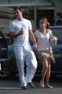 Sarah Michelle Gellar feet photo thumbnail