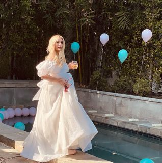 Emma Roberts feet photo thumbnail