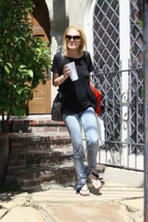 Lindsay Lohan feet photo thumbnail