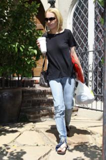 Lindsay Lohan feet photo thumbnail