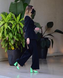 Hailey Bieber feet photo thumbnail