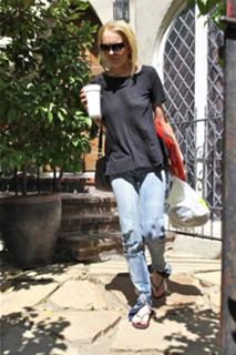 Lindsay Lohan feet photo thumbnail