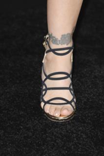 Alyssa Milano feet photo thumbnail