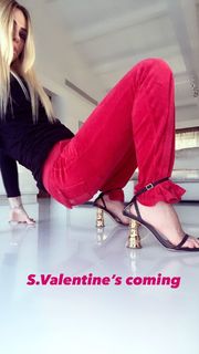 Ilary Blasi feet photo thumbnail