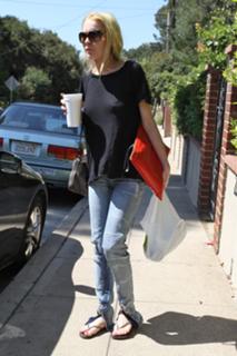 Lindsay Lohan feet photo thumbnail